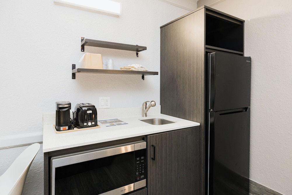 Deluxe Room, 1 King Bed, Non Smoking, Kitchenette - Photo 7