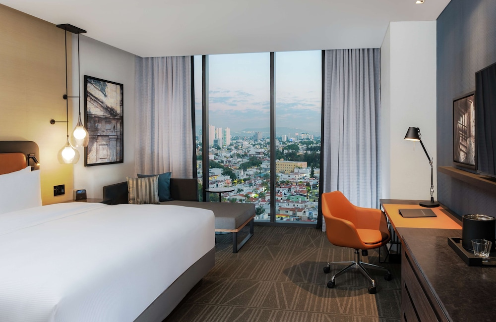 Room, 1 King Bed, Accessible, Executive Level (Roll-in Shower)