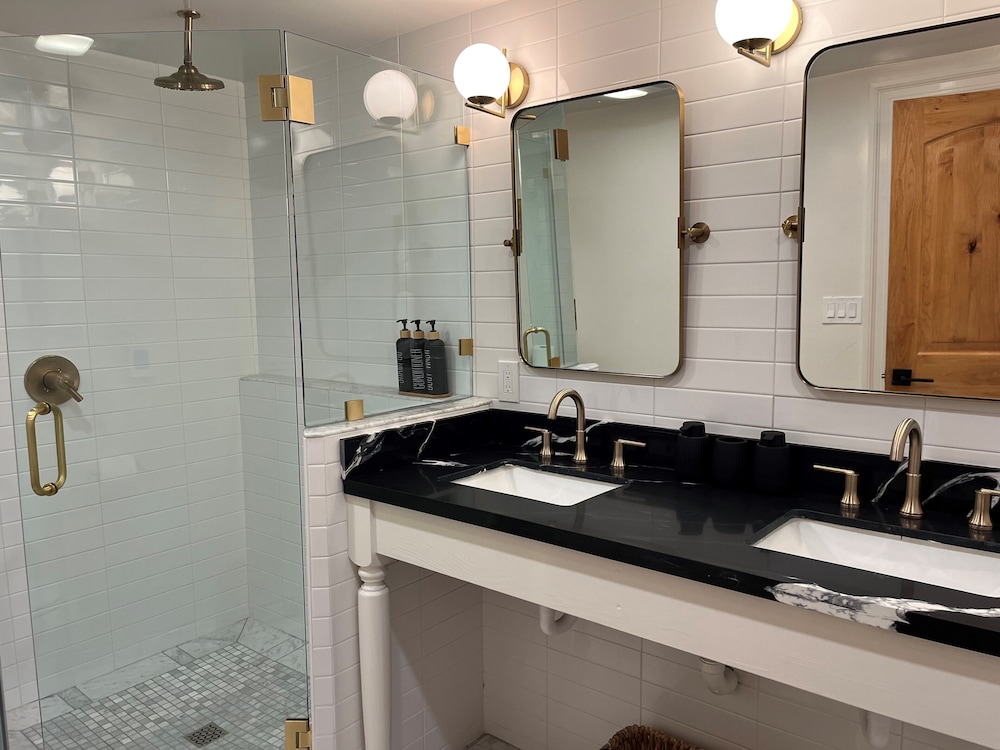 Deluxe Room, 1 King Bed, Ensuite (Queen Deluxe) photo 3