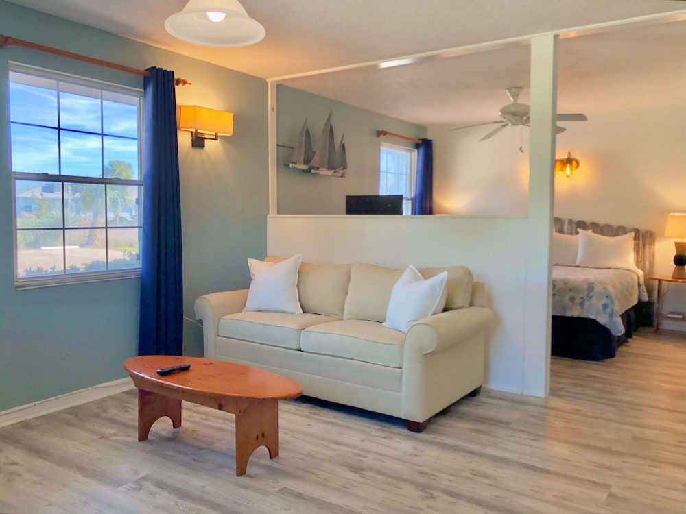 Deluxe Room, 1 King Bed, River View photo 2