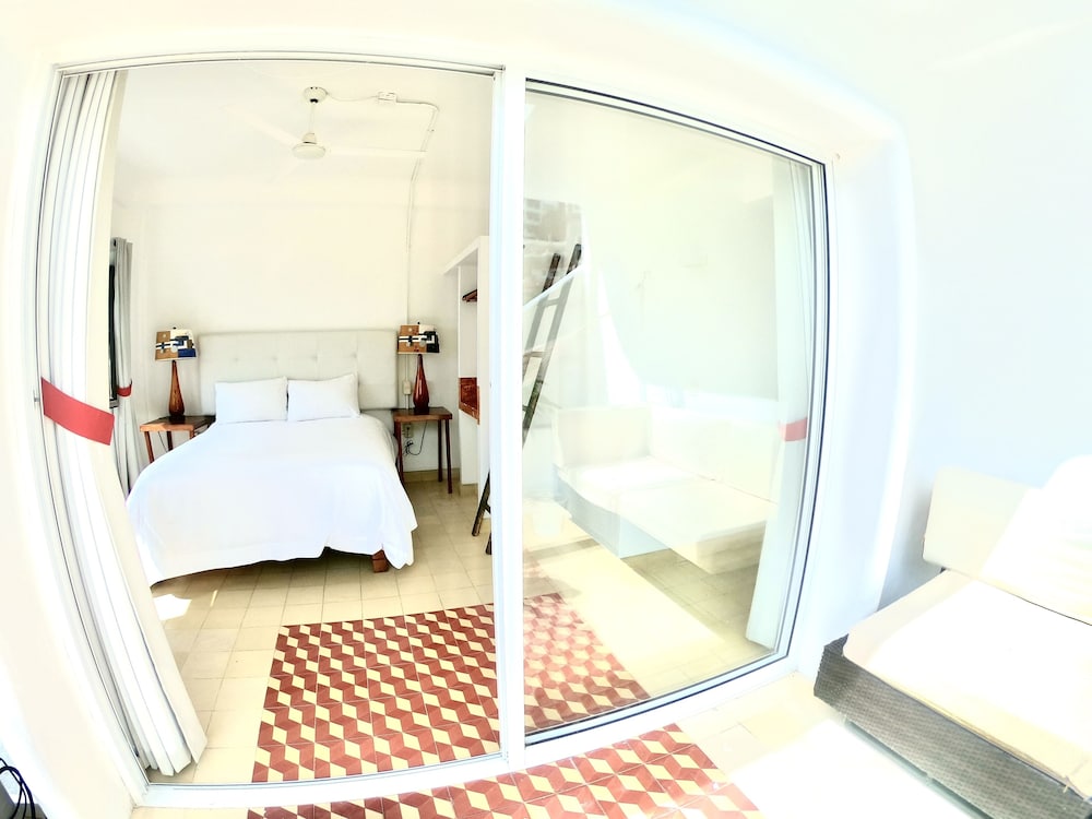 Deluxe Room with Balcony and Ocean View photo 3