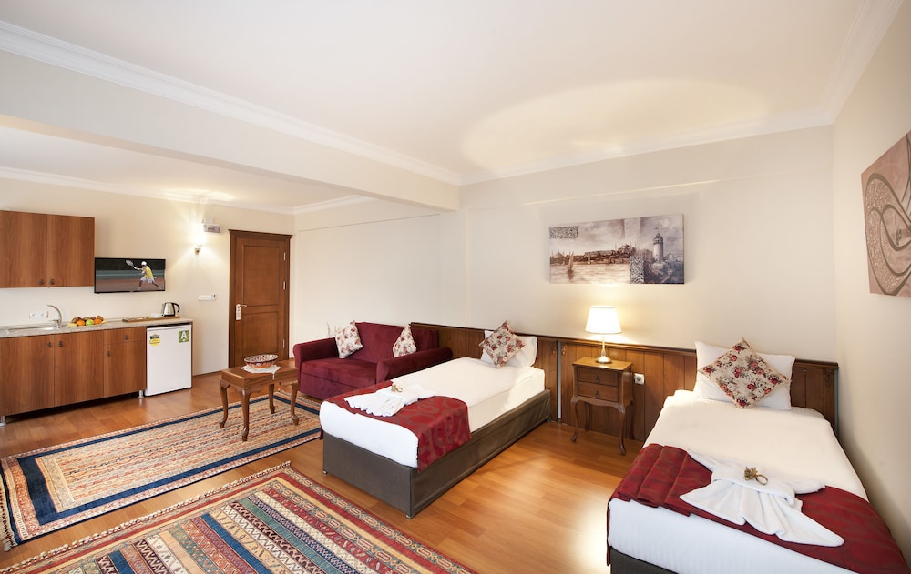 Deluxe Family Suite photo 3