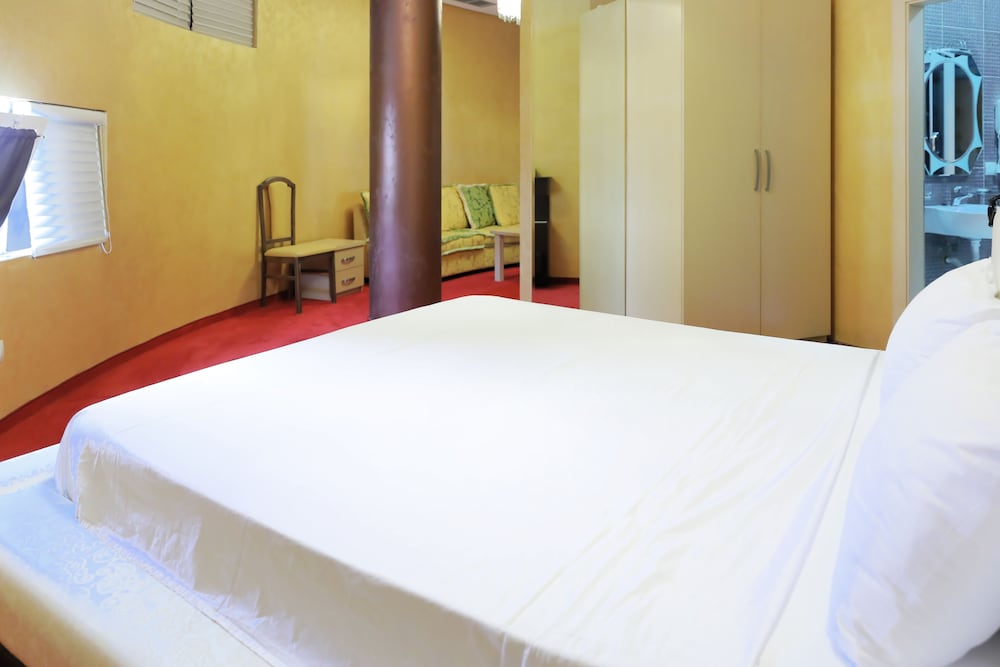 Deluxe Studio Suite, 1 King Bed, Smoking, Mountain View