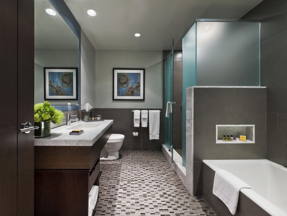 Deluxe Queen Suite
