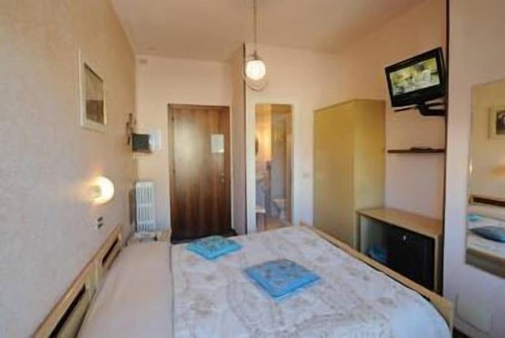 Double or Twin Room photo 3