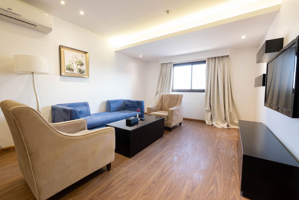 Junior Studio Suite, 1 King Bed photo 3