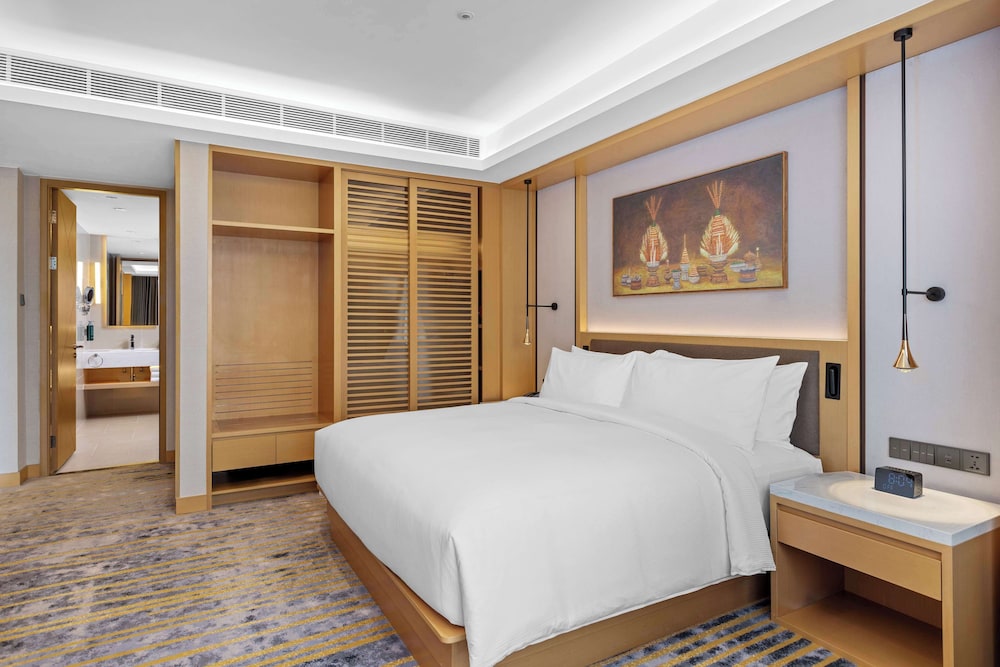 Deluxe Suite, 1 King Bed, Corner photo 2