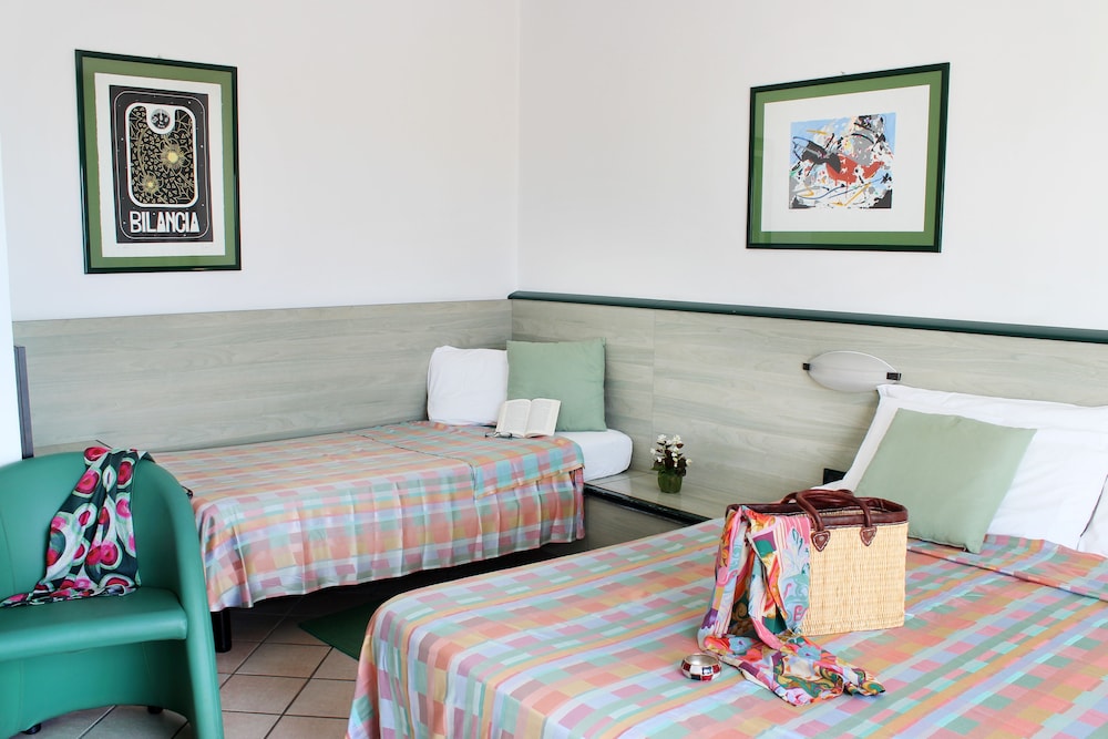 Standard Double or Twin Room - Photo 6