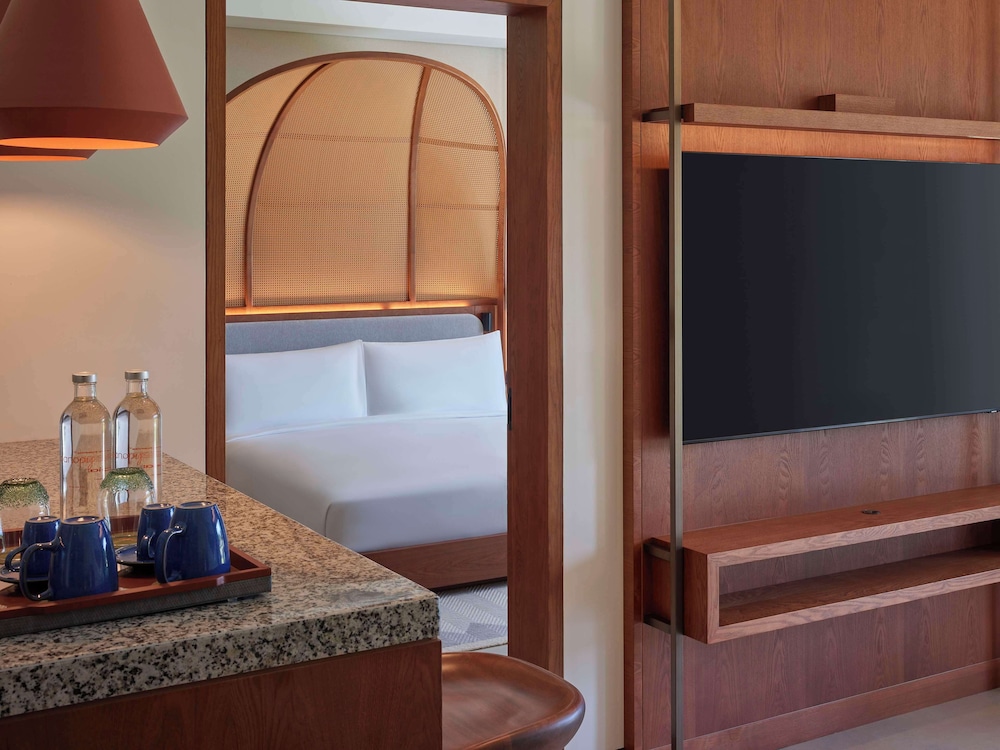 Suite, 1 King Bed, Balcony