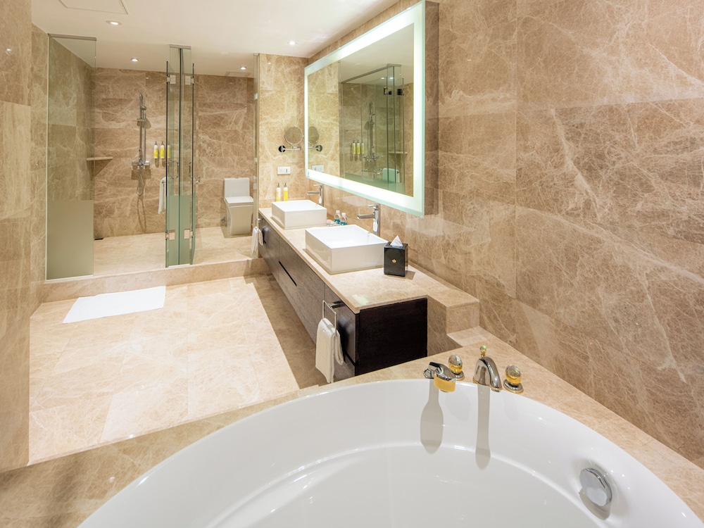 Executive Suite - Photo 6