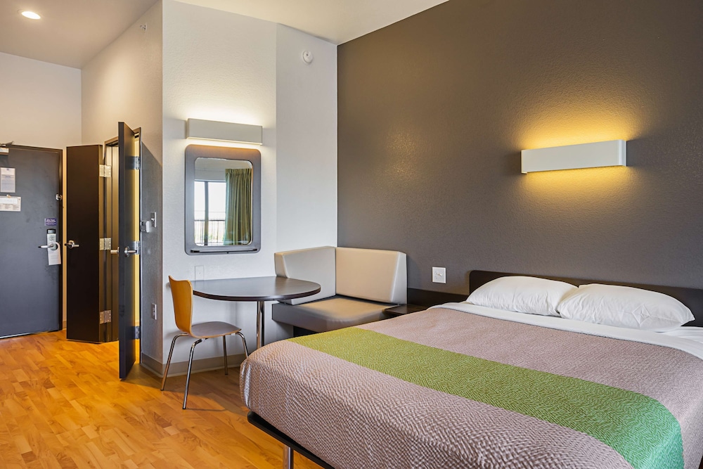 Deluxe Room, 1 King Bed, Non Smoking, Kitchenette photo 1