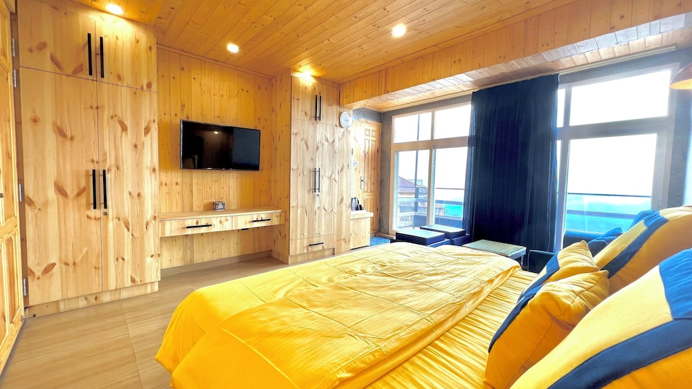 Premium Room, 1 King Bed, Private Bathroom, Mountain View