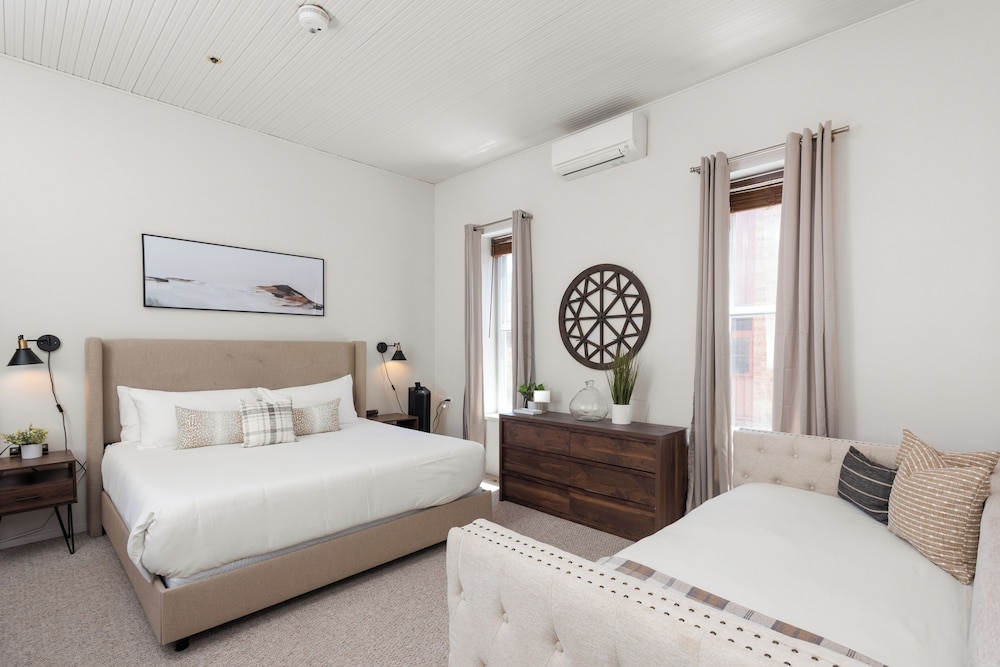 Deluxe Room (211)