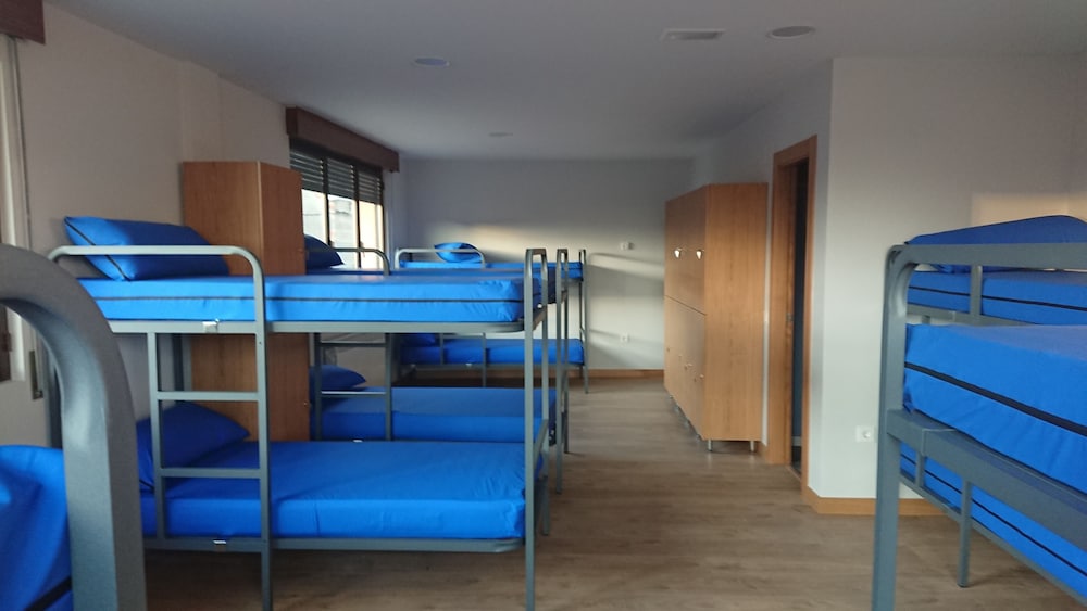 Dormitorio compartido, Dormitorio mixto, Baño compartido (1 cama en una habitación de dormitorio de 12 camas)
