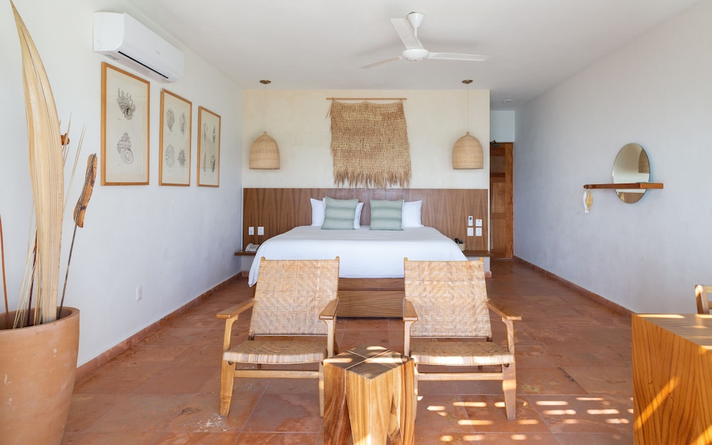 Master Suite Beachfront with Plunge Pool