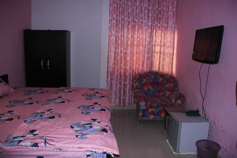 Deluxe Single Room, 1 King Bed photo 2