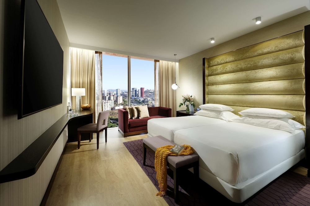 Club Room, 2 Twin Beds, City View