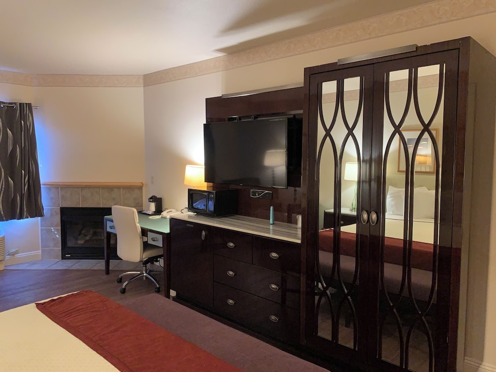 Deluxe Suite, 1 King Bed, Jetted Tub - Photo 2
