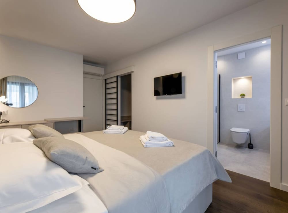 Deluxe Room, 1 Queen Bed, Non Smoking, Jetted Tub photo 2