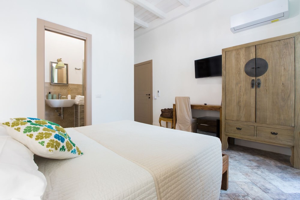 Standard Room, 1 Queen Bed, Non Smoking, Refrigerator photo 1