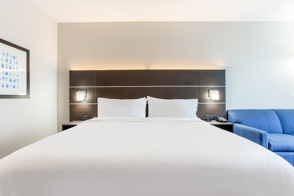 Suite, 1 King Bed with Sofa bed (& Sofa Bed) - Photo 3