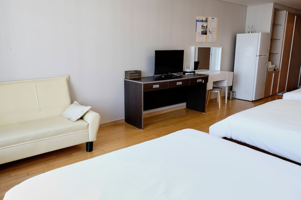 Triple Room (2Queen 150*200cm & 1Sinlge 110*200cm) photo 2