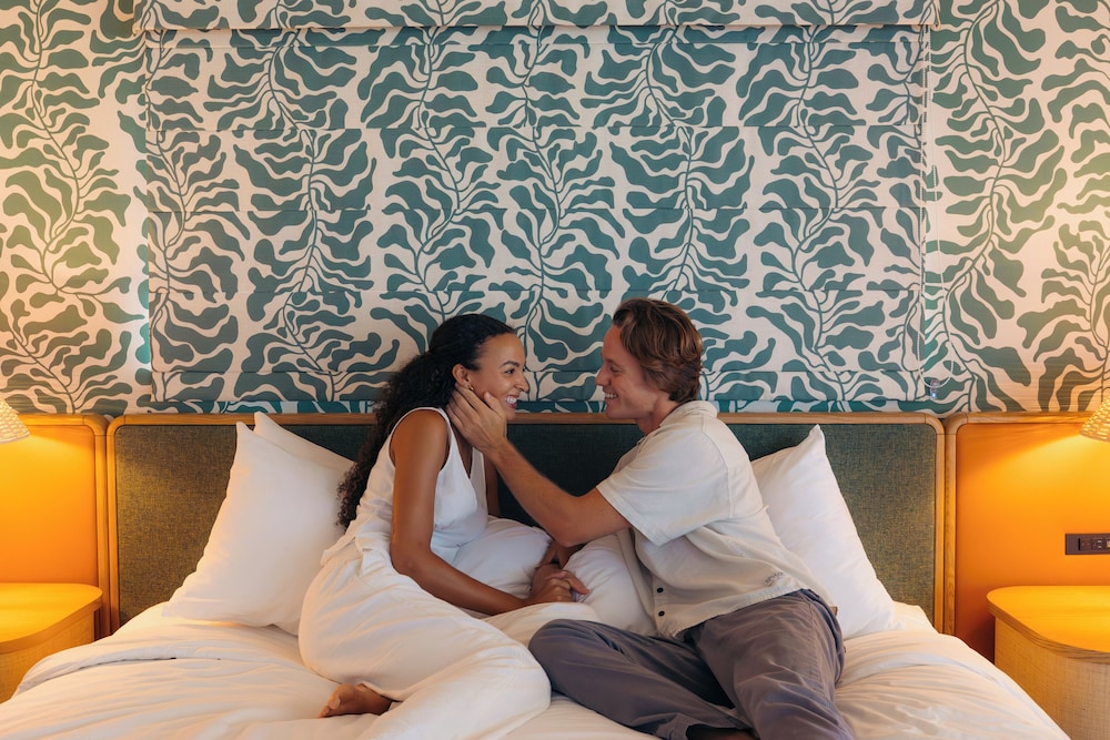 Room, 1 King Bed (Royal Bungalow)