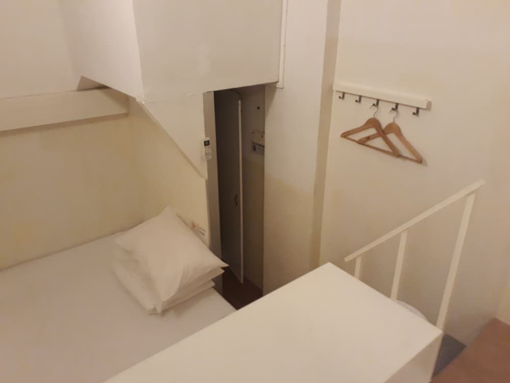 Economy Triple Room With Shared Bathroom photo 3
