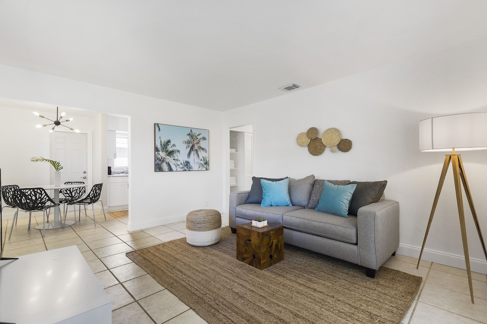 Premium Condo, 2 Bedrooms, 2 Bathrooms (1720) photo 1
