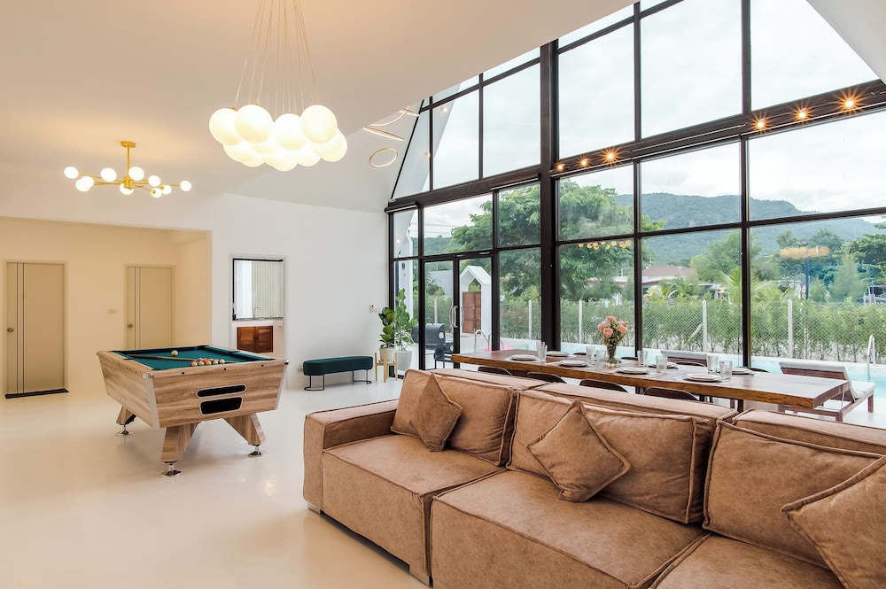 Eight-Bedroom Villa - Photo 6