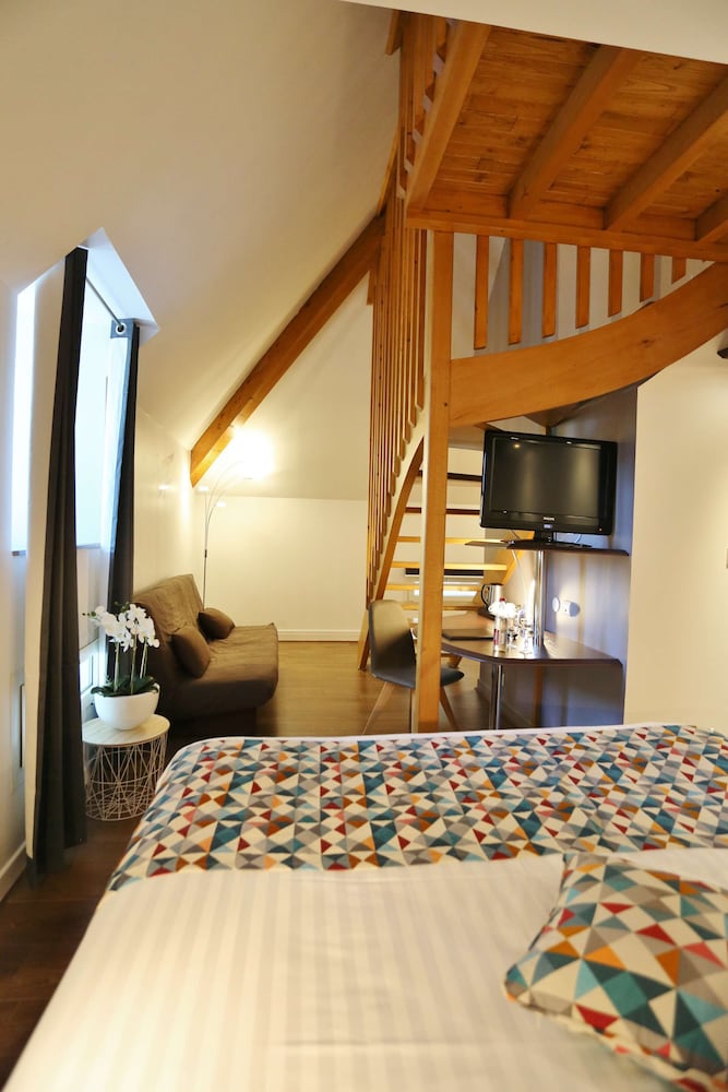 Family Room, Multiple Beds, Kitchen - Photo 3