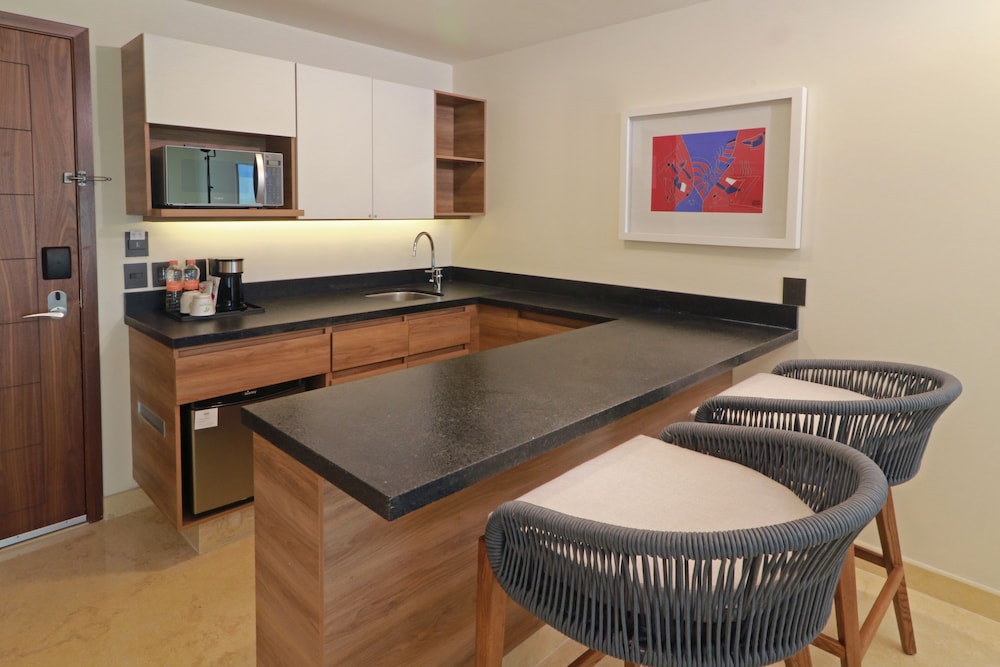 Suite, 1 King Bed (Top Floor) - Photo 12