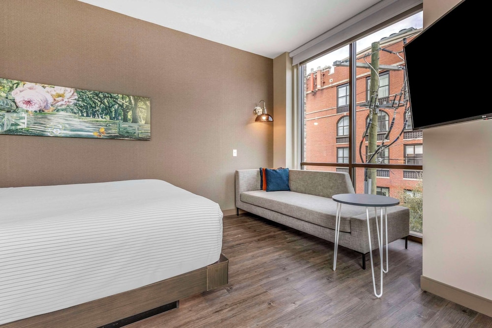 Room, 1 King Bed, Non Smoking (Upgrade) photo 2