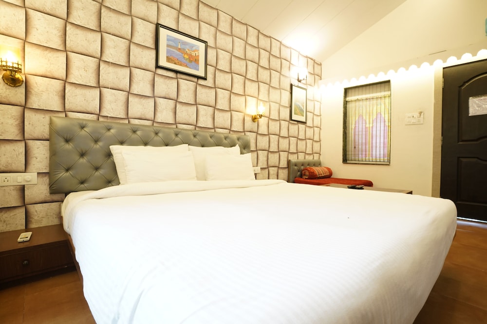 Honeymoon suite with private pool and open sky-roof photo 3