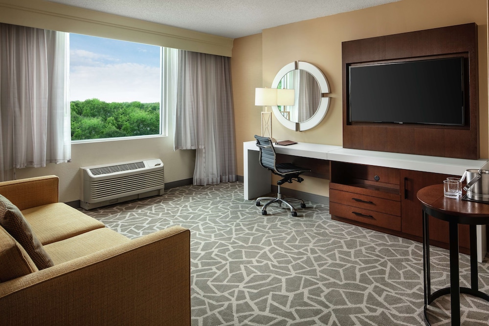 Junior Suite, 1 King Bed, Accessible, Non Smoking - Photo 4