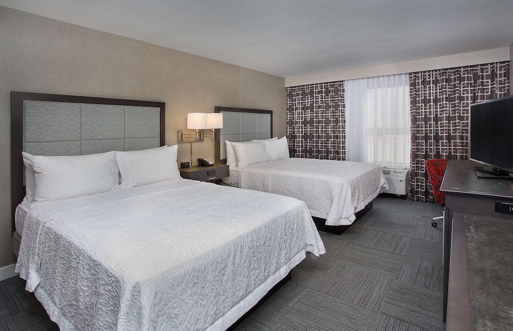 Room, 2 Queen Beds, Accessible, Bathtub photo 1