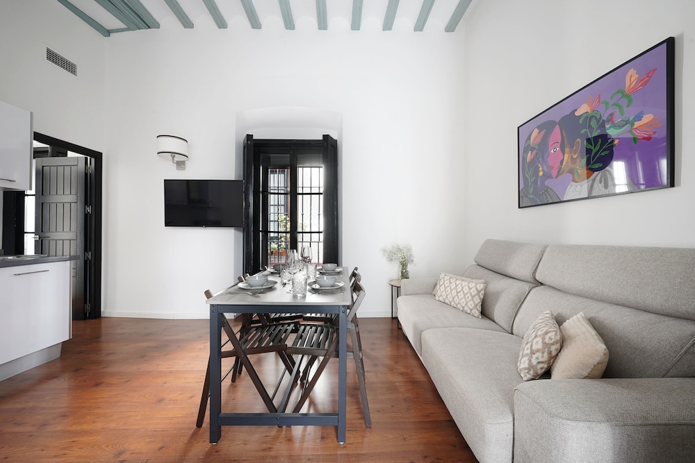 Large 1 Bedroom Apartment with Sofa Bed - Photo 3