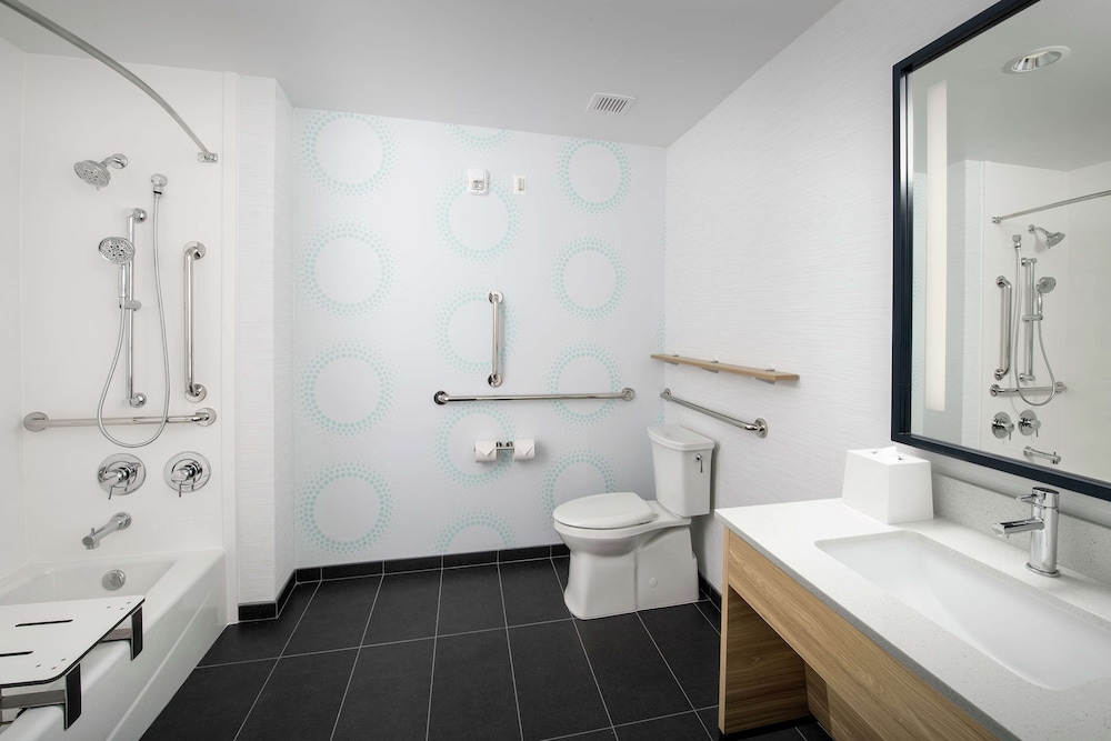 Room, 2 Queen Beds, Accessible, Bathtub (Hearing) - Photo 4