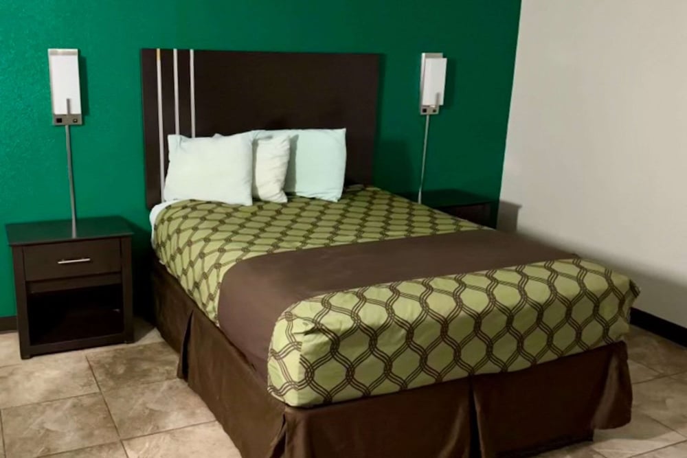 Standard Room, 1 Queen Bed, Non Smoking - Photo 1