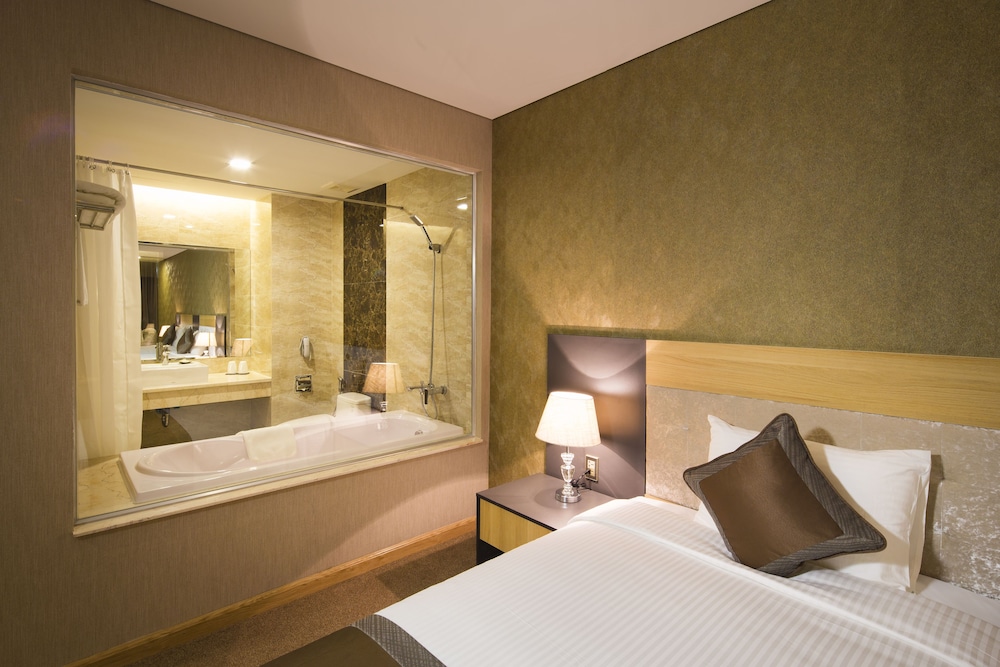 Deluxe King Ocean View photo 1