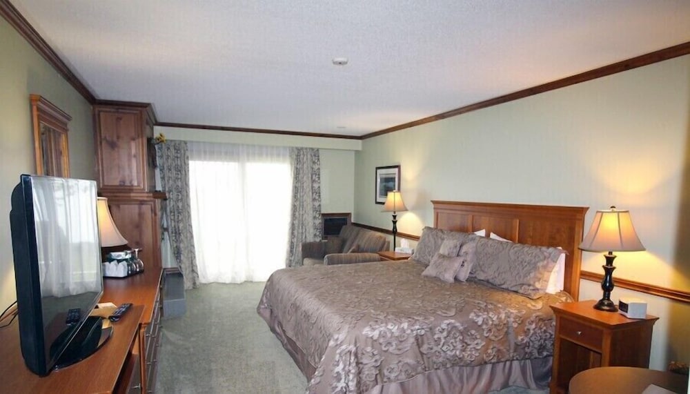 Deluxe Room, 1 King Bed with Sofa bed (River Front King) photo 1