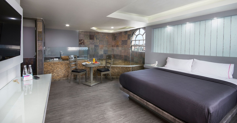 Junior Suite, 1 King Bed, Non Smoking photo 1