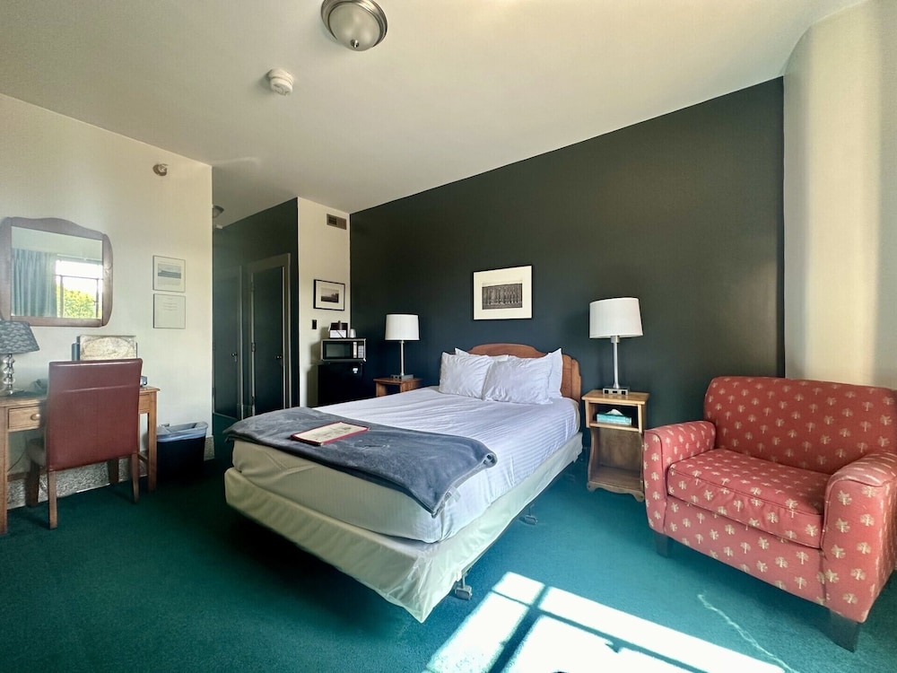 Superior Double Room, Accessible, Ensuite (Rooftop View Queen) photo 2