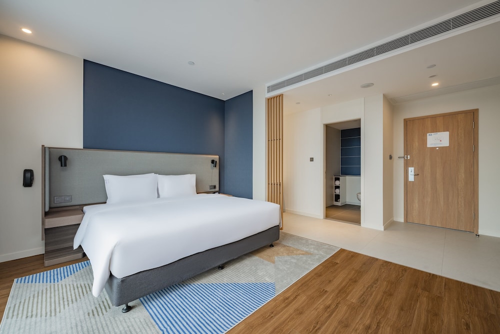 Standard Room, 1 King Bed (High Floor) - Photo 5
