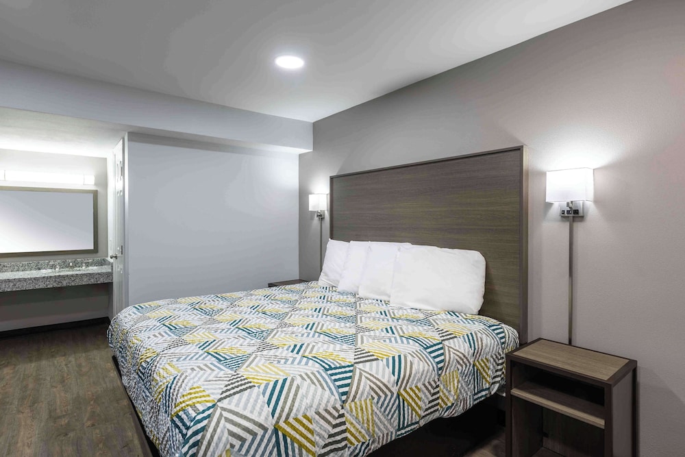 Standard Room, 1 Queen Bed, Smoking, Refrigerator & Microwave
