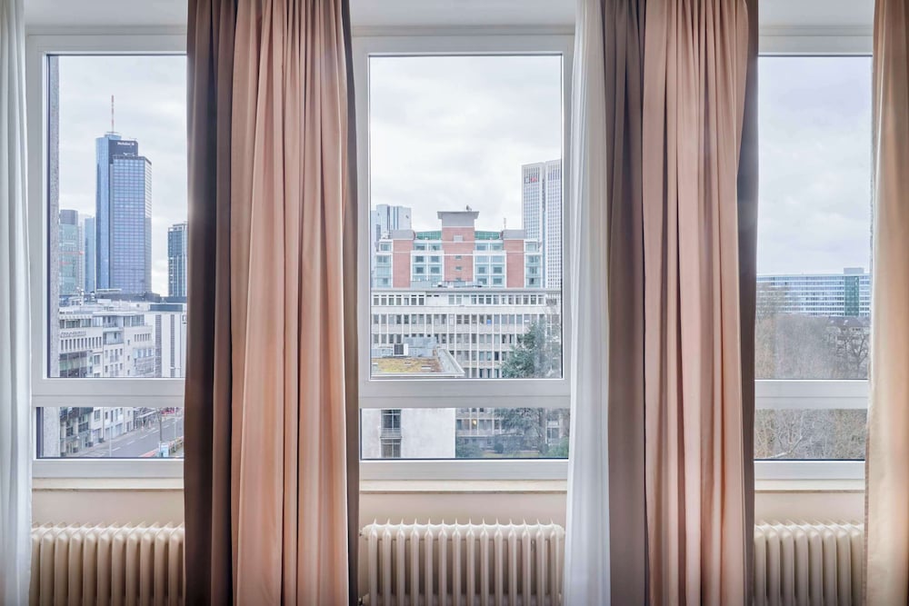 Signature Twin Room (Skyline View) thumbnail 5