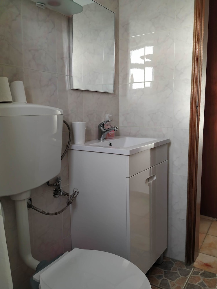Double Room, Private Bathroom - Photo 4