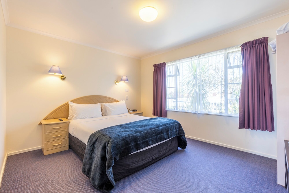 One Bedroom Access with Shower photo 3