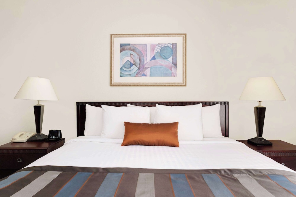 Standard Room, 1 King Bed - Photo 3