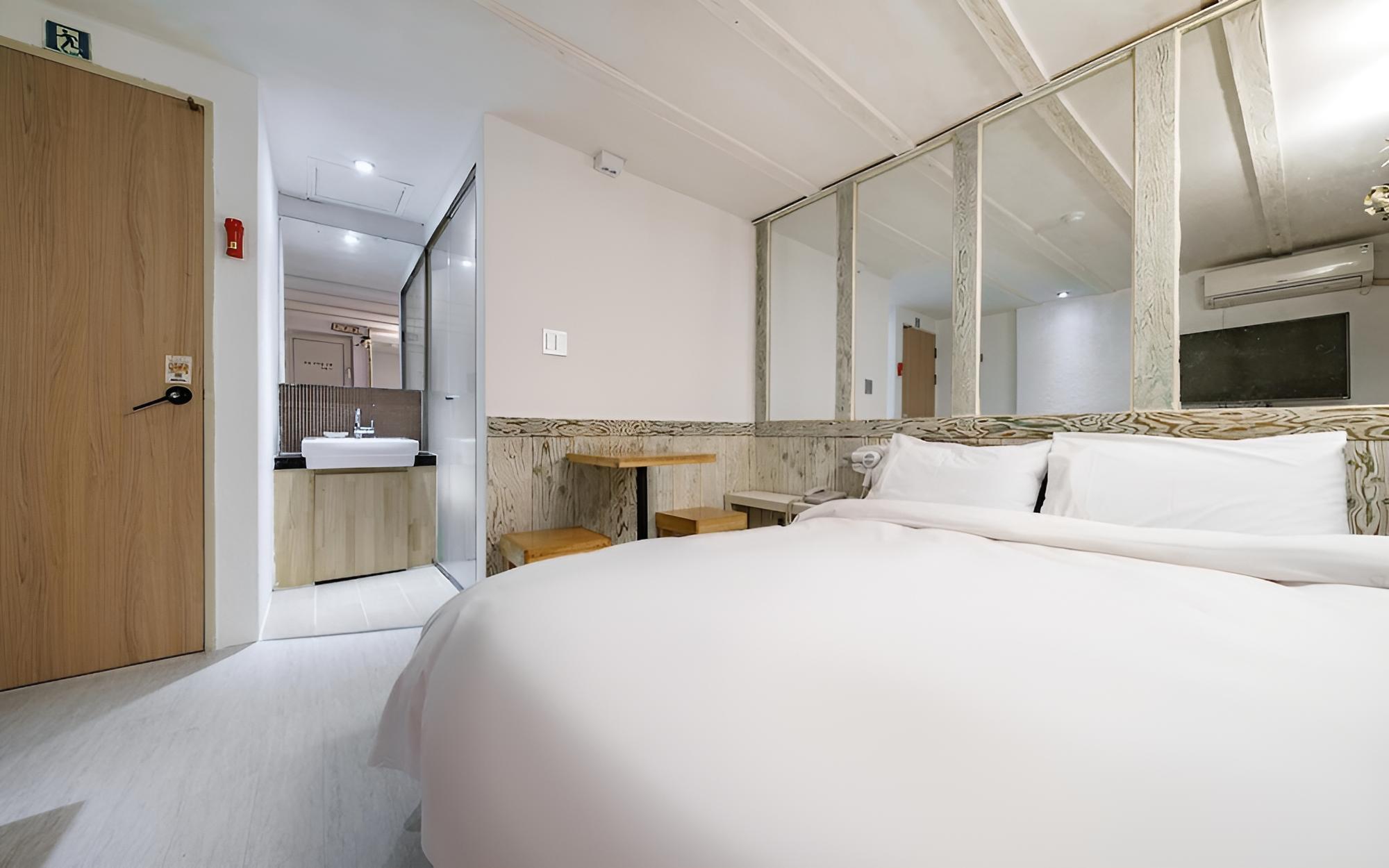 Room (Standard room - no consecutive nights) - Photo 1